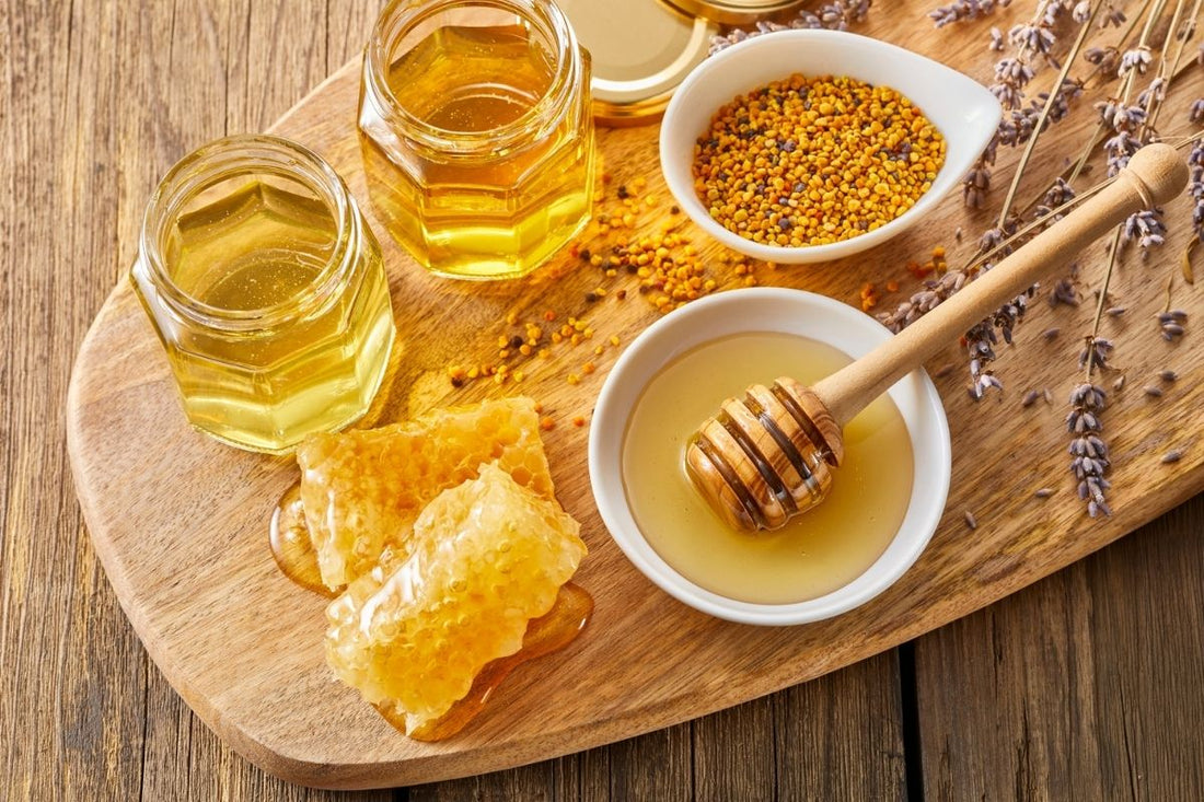 Honig und Bienenprodukte auf einem Holzbrett