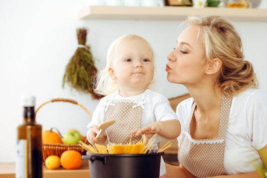 Mutter und kleine Tochter in der Küche
