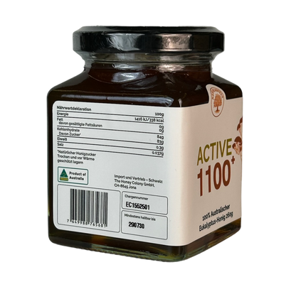 Glas Active 1100+ australischer Eukalyptus-Honig, schräg von hinten mit Nährwerttabelle und Etikett dargestellt.
