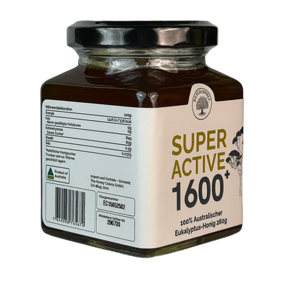Glas mit Super Active 1600+ australischem Eukalyptus-Honig, schwarzem Deckel und cremefarbenem Etikett, seitlich im Winkel auf transparentem Hintergrund dargestellt.