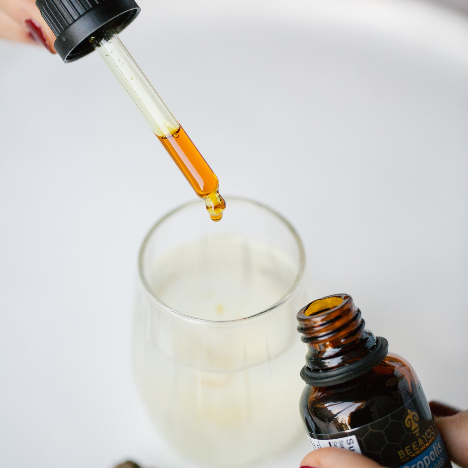 Tropfer mit Propolis Tinktur – 20 % Propolis
